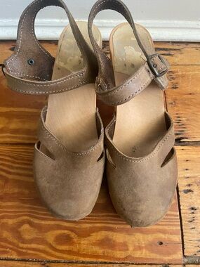 Sven Brown Leather Closed-Toe Slingback Clogs